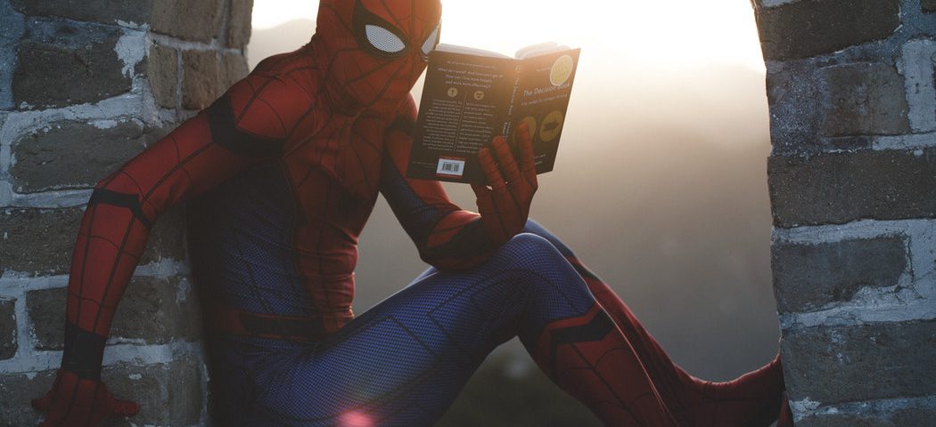 SúperHéroe leyendo un libro que le ayude a tomar una buena decisión